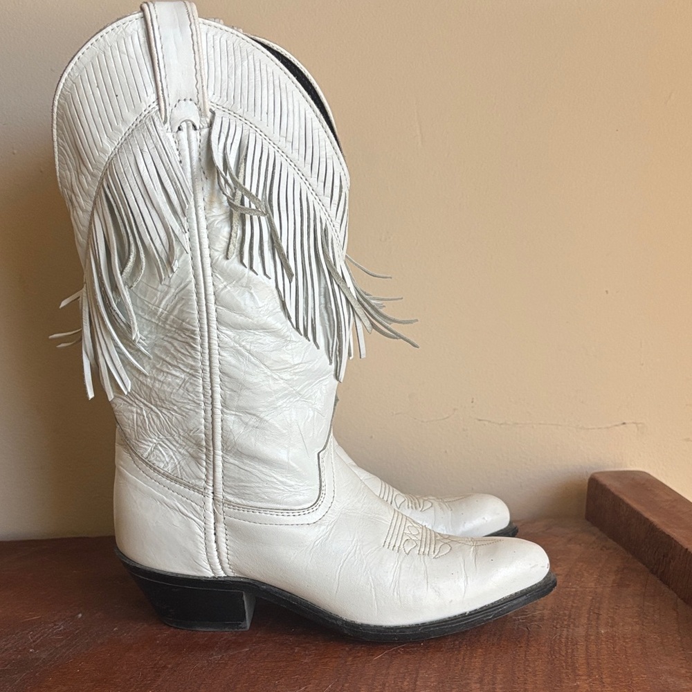 Laredo White Heeled Boots with Fringe